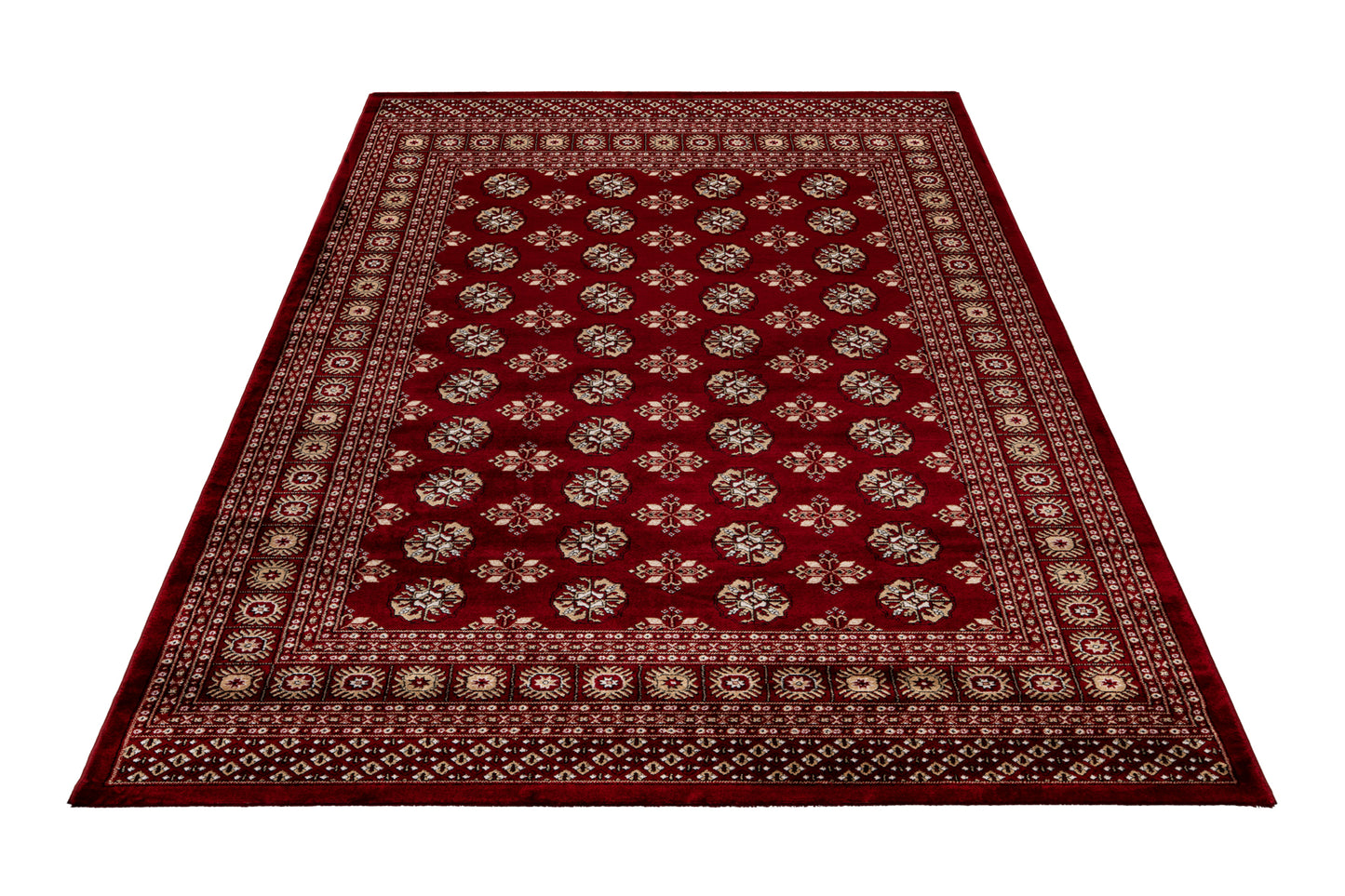 Rood klassiek vloerkleed met traditioneel patroon gefotografeerd van bovenaf op witte achtergrond