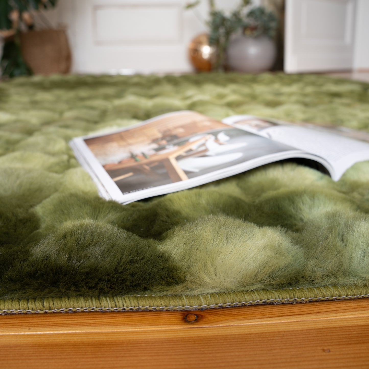 Detailopname van de zachte vezels van het My Camouflage vloerkleed met magazine