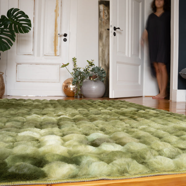 Sfeervolle kamer met het groene My Camouflage vloerkleed, planten en open deur