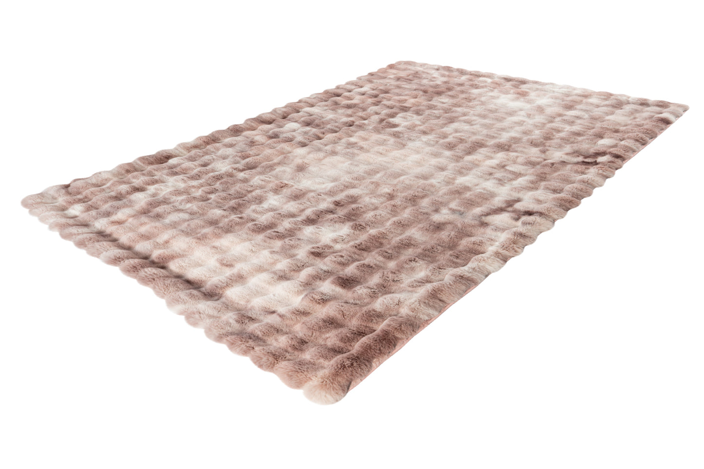 Schuin bovenaanzicht van het roze Lalee.Avenue vloerkleed met zachte glans en structuur.