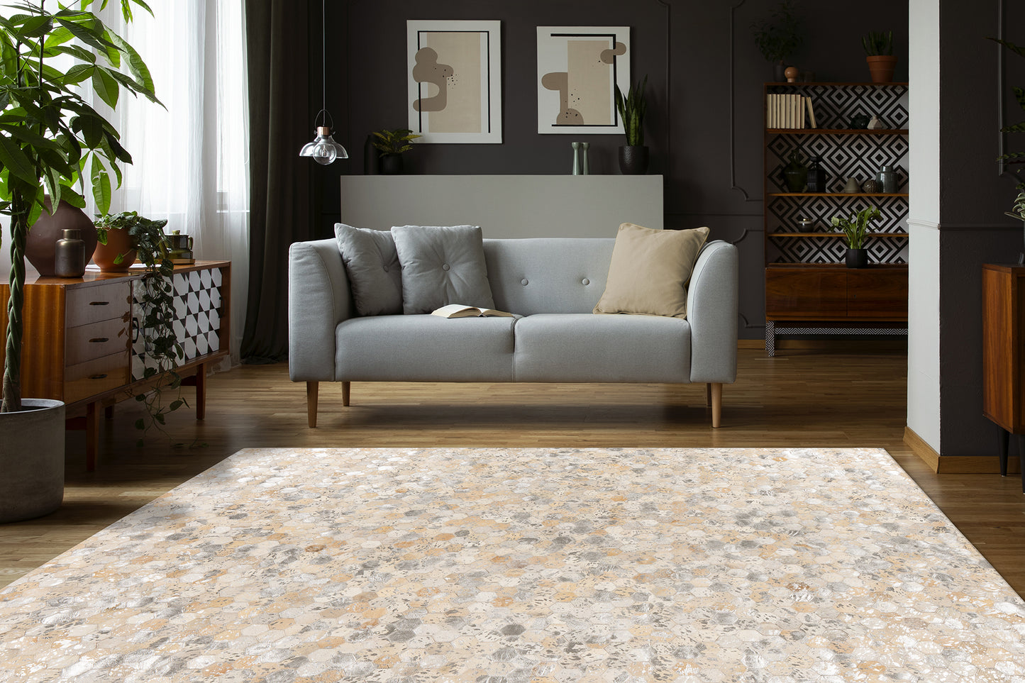 Luxe woonkamer met LaleeAvenue vloerkleed Lanvin in goud- en zilverkleurig hexagon-patroon, gecombineerd met moderne meubels.