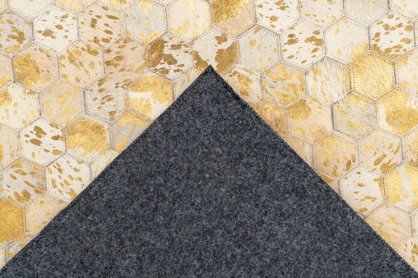 Detail van de onderzijde van het Lanvin 1025 vloerkleed met grijs vilt en leren bovenkant