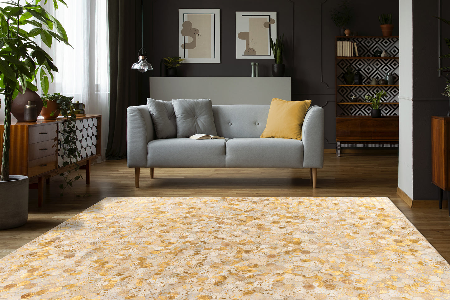 Sfeerbeeld van het Lanvin 1025 vloerkleed in een stijlvolle woonkamer met houten vloer en moderne bank