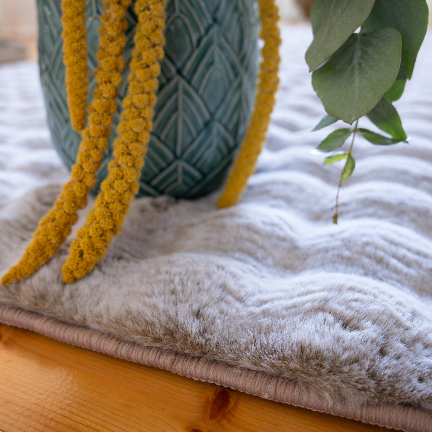 Detail van het beige My Calypso vloerkleed met hoogpolige structuur en decoratieve afwerking.