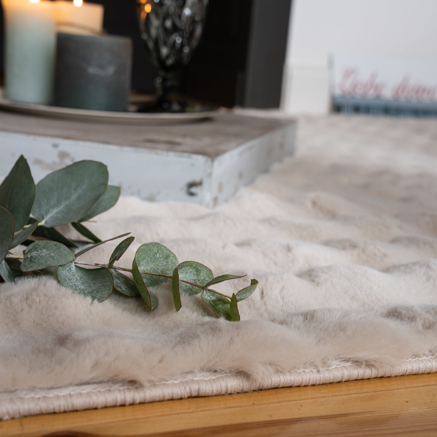 Detail van de zachte vezelstructuur van vloerkleed My Aspen beige