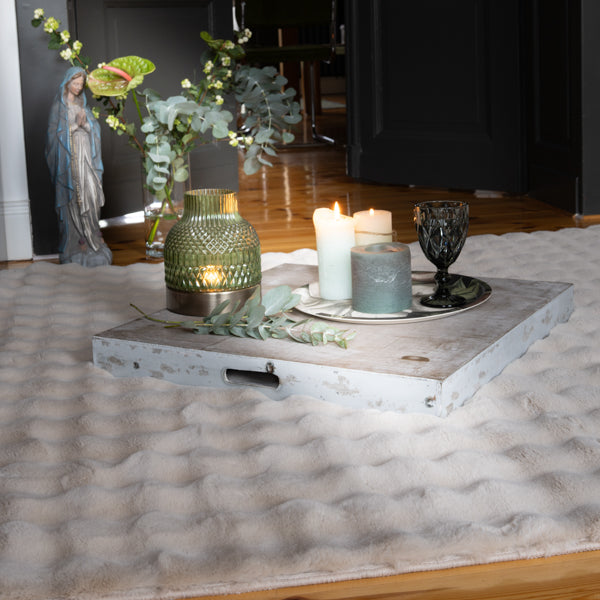 Luxe beige vloerkleed My Aspen in sfeervol interieur met decoratie