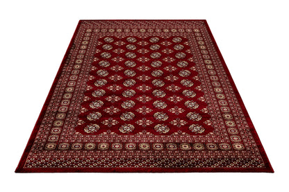 Rood klassiek vloerkleed met traditioneel patroon gefotografeerd van bovenaf op witte achtergrond