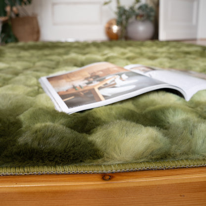 Detailopname van de zachte vezels van het My Camouflage vloerkleed met magazine