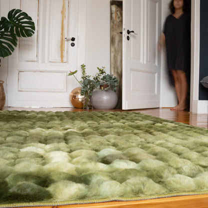 Sfeervolle kamer met het groene My Camouflage vloerkleed, planten en open deur