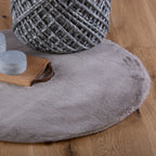 Vloerkleed My Cha Cha Rond taupe – handgetuft en zacht