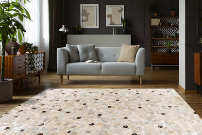 Handgemaakt leren vloerkleed Lanvin 1026 in goud, zilver en bruin in een stijlvolle moderne woonkamer.