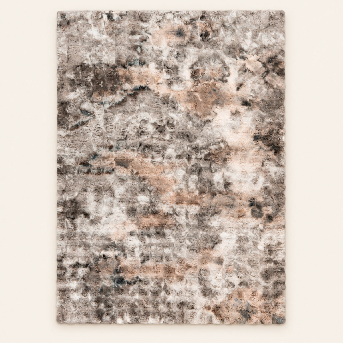 Bovenaanzicht van het volledige grijs gemêleerde My Camouflage 845 vloerkleed op een warme beige achtergrond