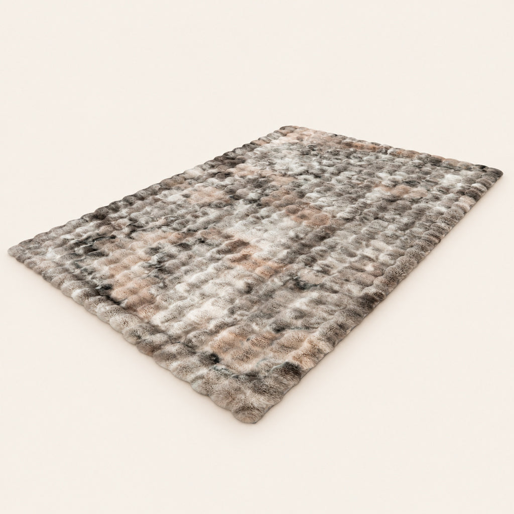 Grijs gemêleerd My Camouflage 845 vloerkleed in schuin productaanzicht op een warme beige achtergrond