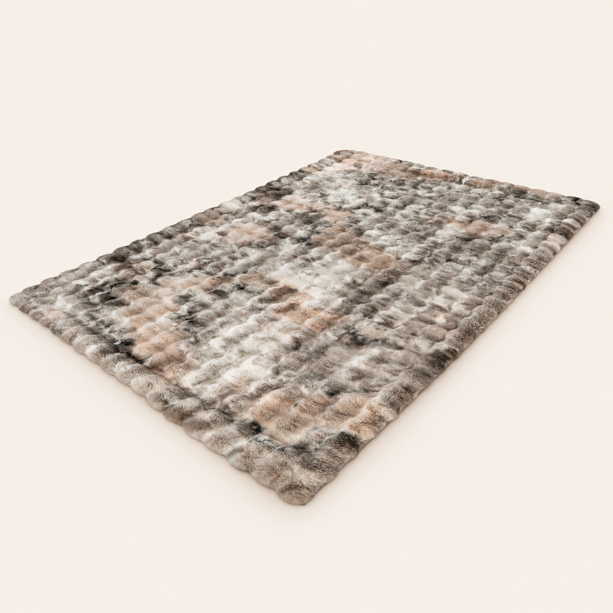Grijs gemêleerd My Camouflage 845 vloerkleed in schuin productaanzicht op een warme beige achtergrond