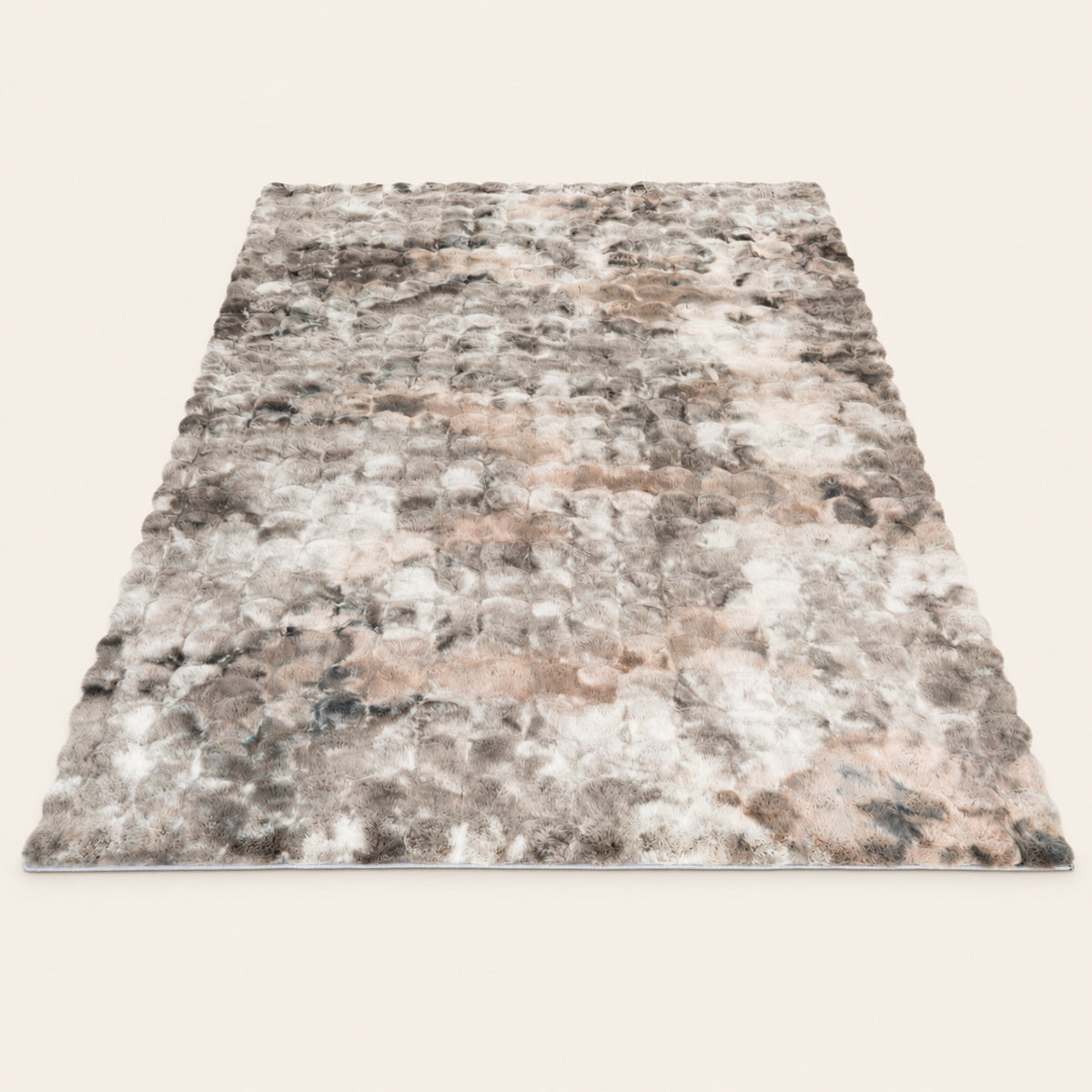 Grijs gemêleerd My Camouflage 845 vloerkleed frontaal en volledig zichtbaar op een warme beige achtergrond