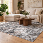 Grijs gemêleerd My Camouflage 845 vloerkleed in een lichte woonkamer met crème bank en houten salontafel