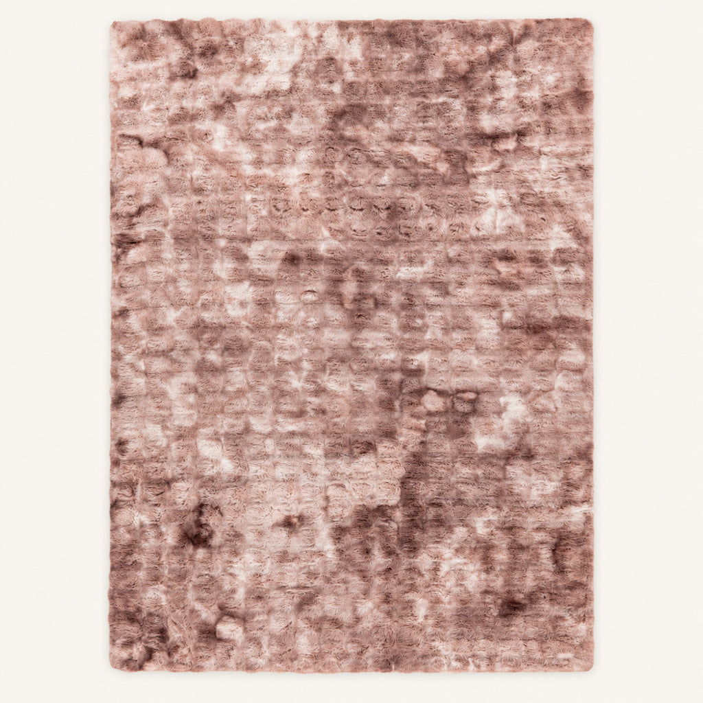 Bovenaanzicht van het volledige roze gemêleerde My Camouflage 845 vloerkleed op een warme beige achtergrond