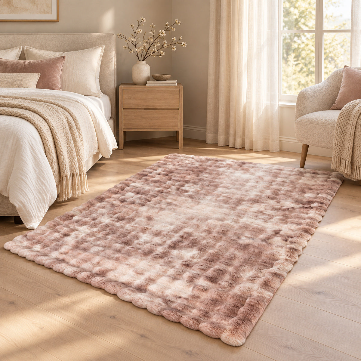 Roze gemêleerd My Camouflage 845 vloerkleed in een lichte slaapkamer met natuurlijke meubels en zacht daglicht