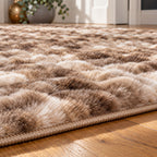 Close-up van de zachte taupe pool, hoge structuur en afgewerkte rand van het My Camouflage 845 vloerkleed