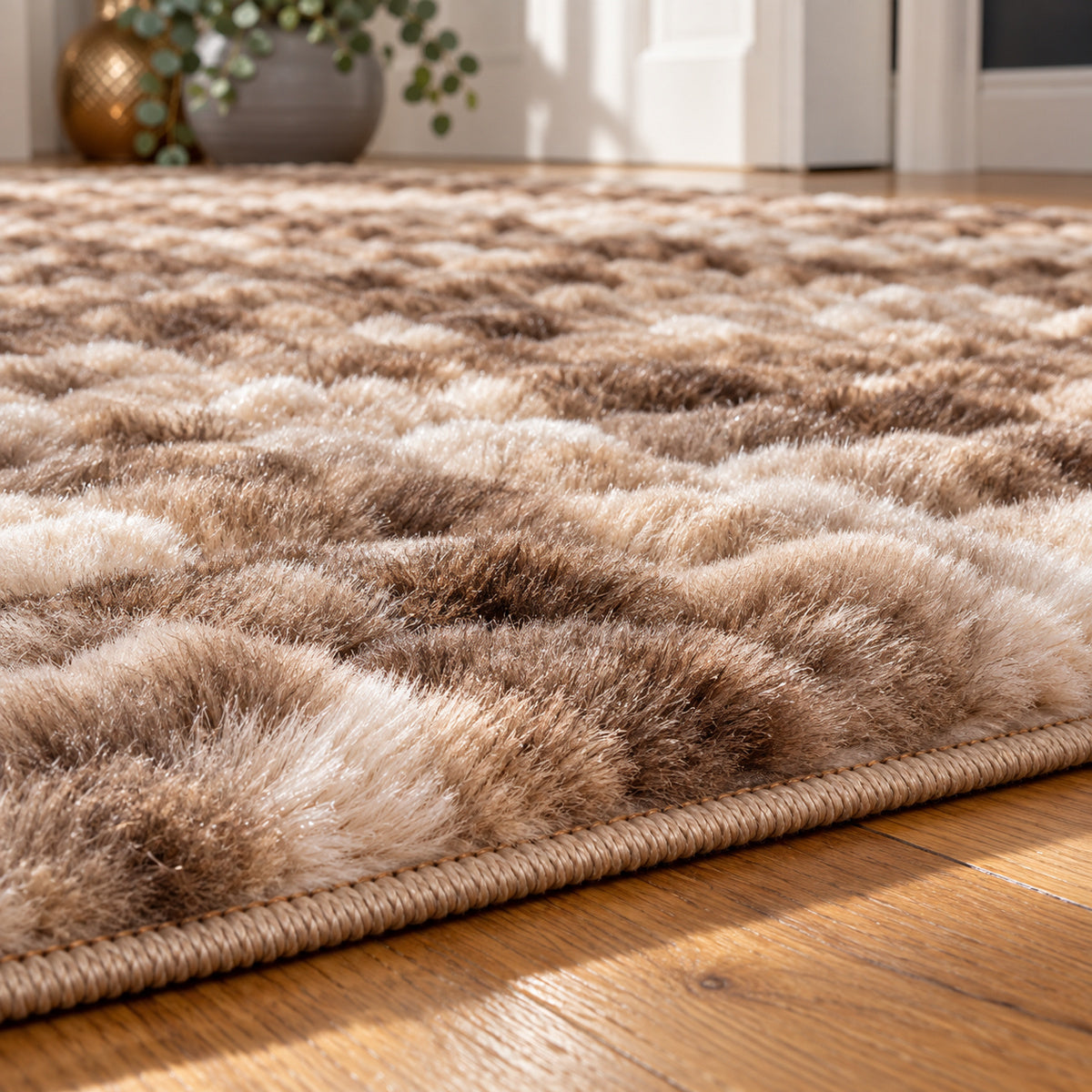 Close-up van de zachte taupe pool, hoge structuur en afgewerkte rand van het My Camouflage 845 vloerkleed