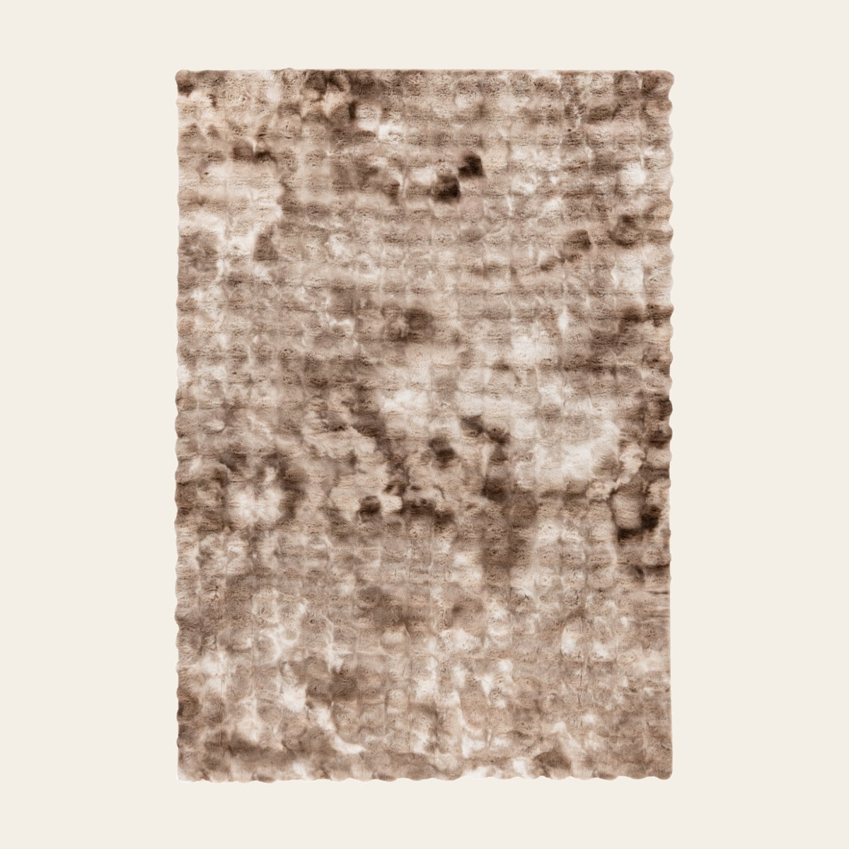 Bovenaanzicht van het volledige taupe gemÃªleerde My Camouflage 845 vloerkleed op een warme beige achtergrond