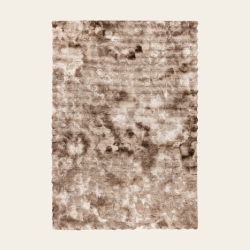 Bovenaanzicht van het volledige taupe gemÃªleerde My Camouflage 845 vloerkleed op een warme beige achtergrond