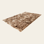 Taupe gemÃªleerd My Camouflage 845 vloerkleed in schuin productaanzicht op een warme beige achtergrond