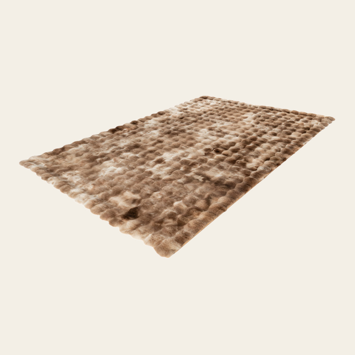 Taupe gemÃªleerd My Camouflage 845 vloerkleed in schuin productaanzicht op een warme beige achtergrond