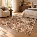 Taupe gemÃªleerd My Camouflage 845 vloerkleed in een rustige slaapkamer met natuurlijke materialen en zacht daglicht