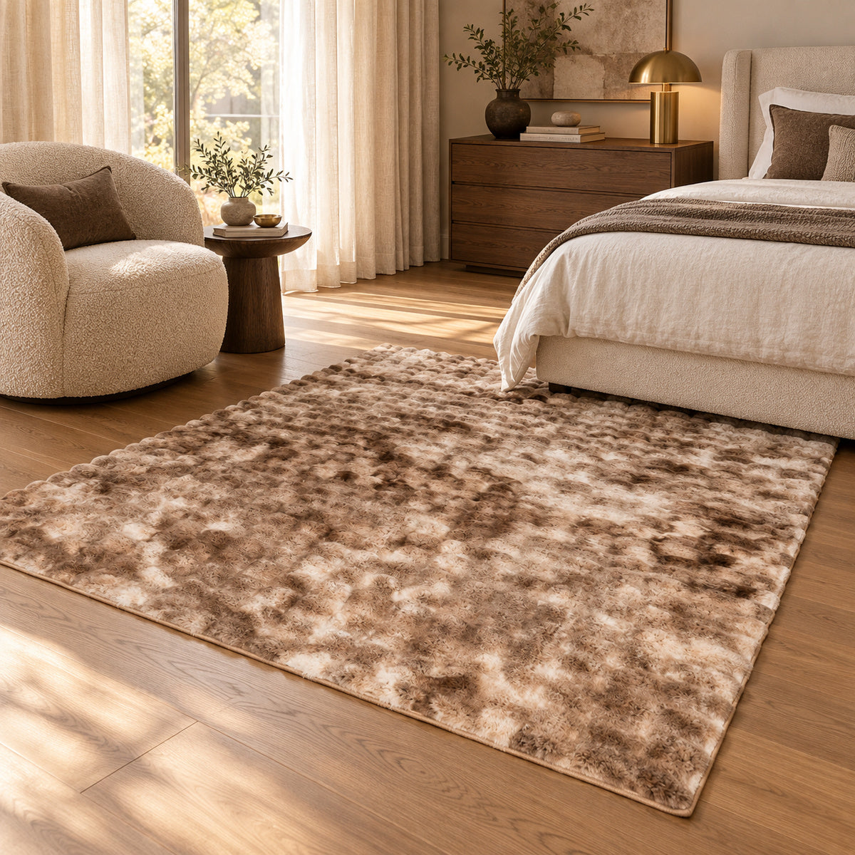 Taupe gemÃªleerd My Camouflage 845 vloerkleed in een rustige slaapkamer met natuurlijke materialen en zacht daglicht