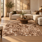 Taupe gemÃªleerd My Camouflage 845 vloerkleed in een warme luxe woonkamer met crÃ¨me bank en houten salontafel