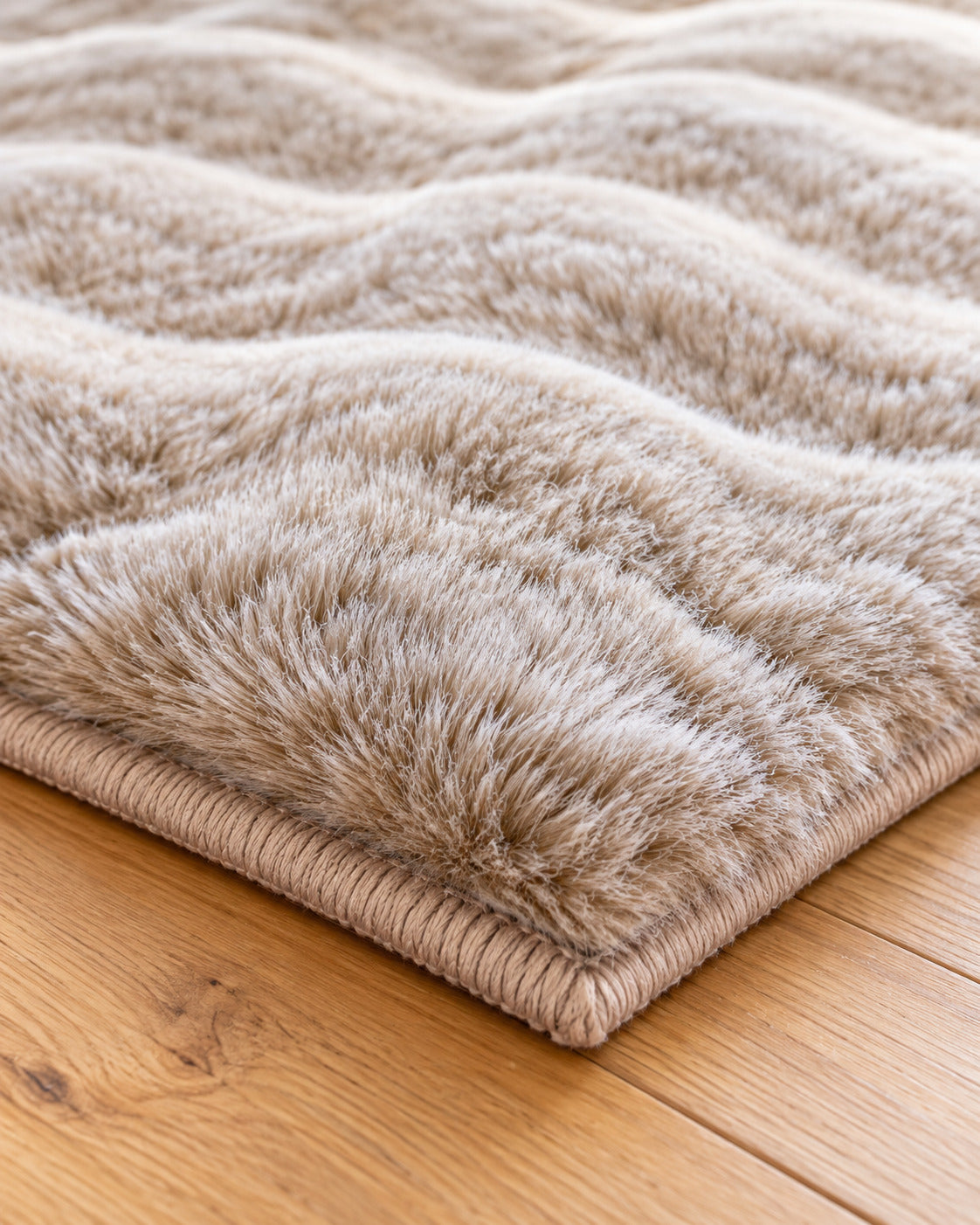 Detail van de zachte pool en rand van het Obsession My Calypso beige vloerkleed